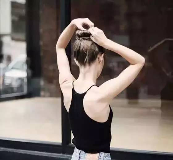丸子头怎么搭配衣服
